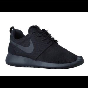 Nike Women’s Black Roshe sz 7.5